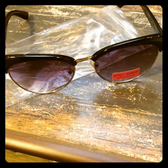 Betsey Johnson Accessories - Betsy Johnson cat-eyed sunglasses Betsey Johnson Accessories - Betsy Johnson cat-eyed sunglasses